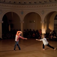 Bailemos en el hall: poesía en movimiento en el San Martín